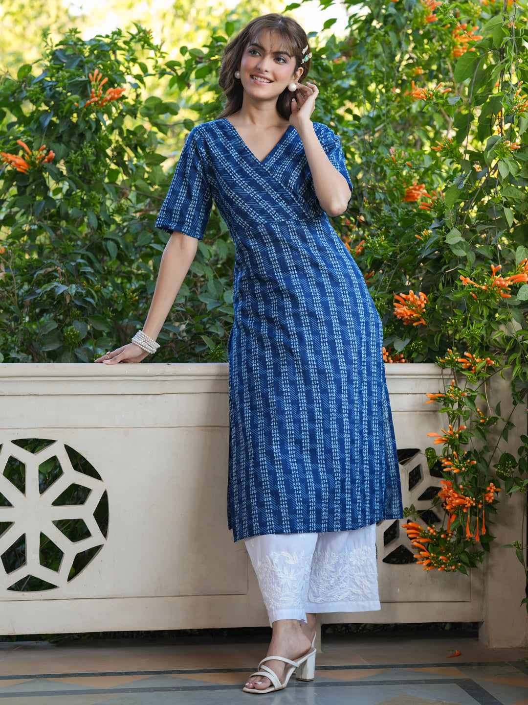 Janasya Women's Indigo Pure Cotton Geometric Printed Straight Kurta