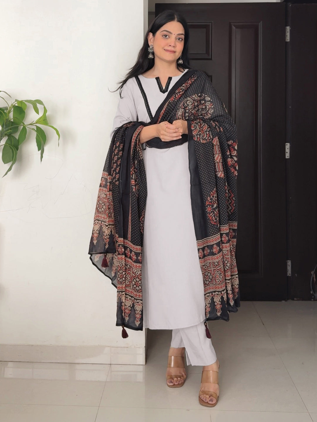 Janasya Women's Grey Rayon Solid Straight Kurta Set