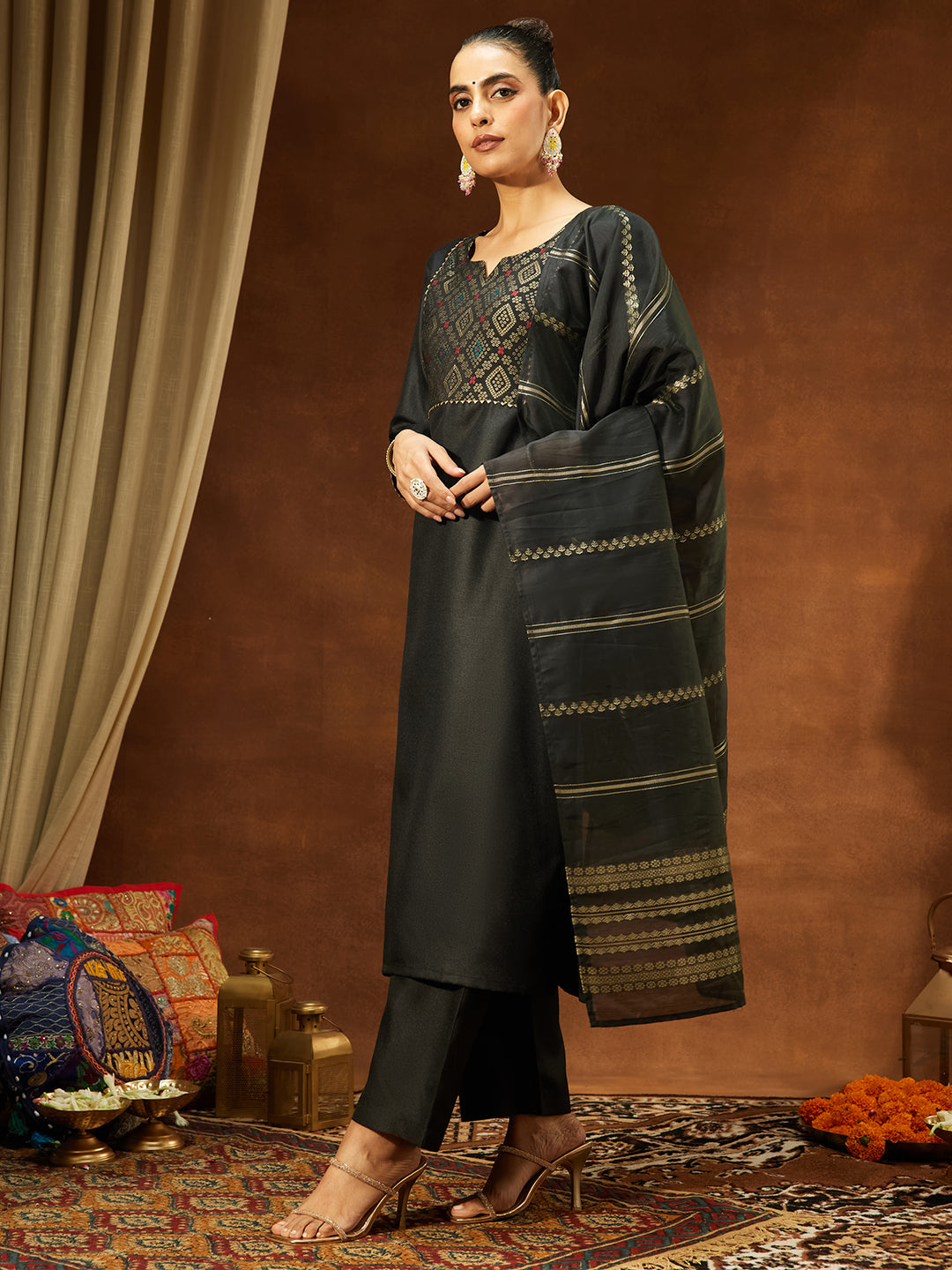 Janasya Women's Black Cotton Blend Yoke Design Straight Kurta Set