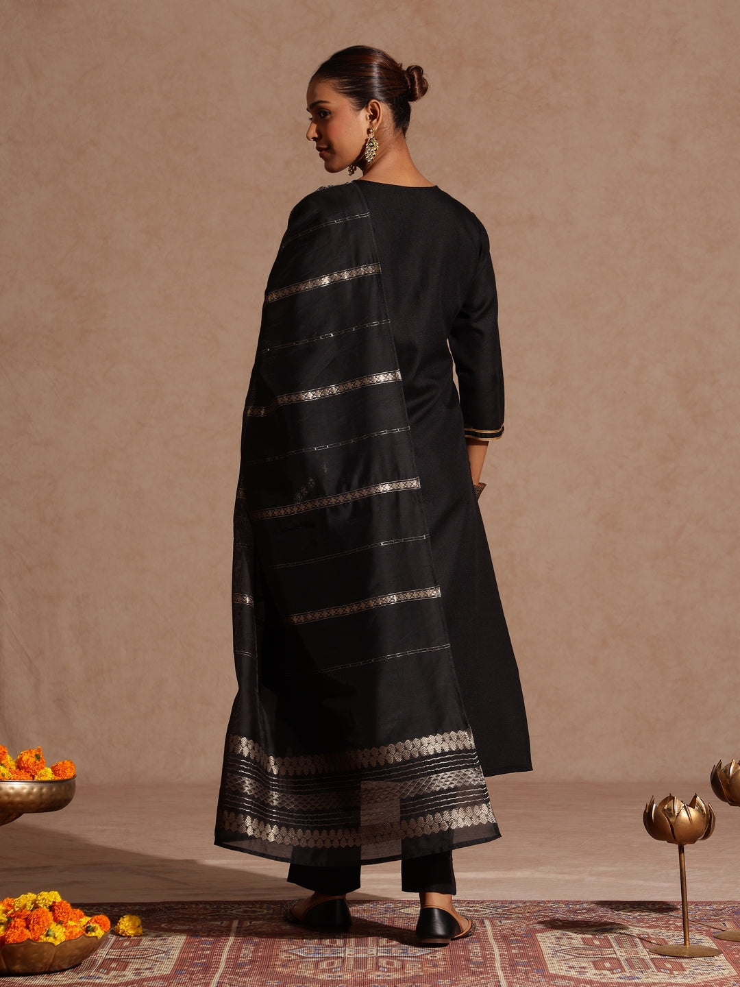 Janasya Women's Black Cotton Blend Yoke Design Straight Kurta Set