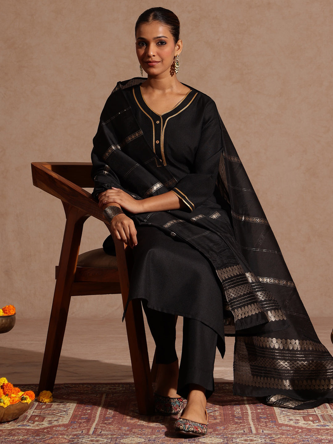 Janasya Women's Black Cotton Blend Yoke Design Straight Kurta Set