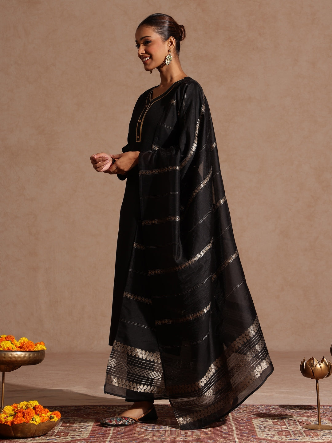 Janasya Women's Black Cotton Blend Yoke Design Straight Kurta Set