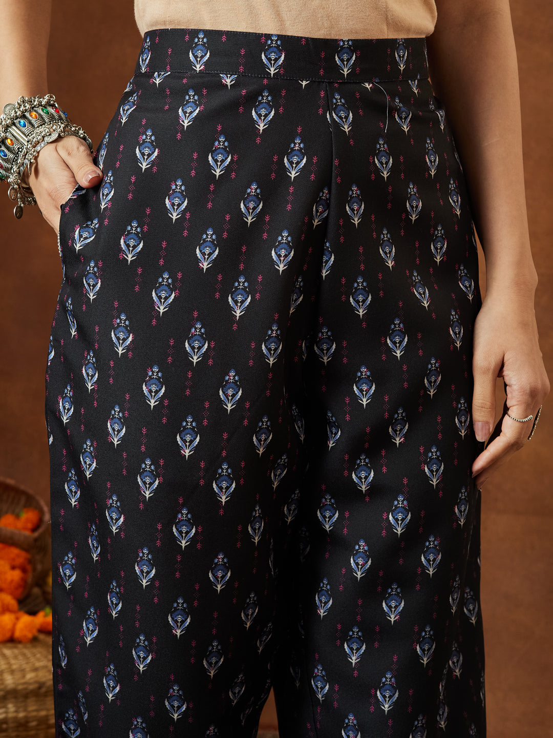 Janasya Women's Black Cotton Blend Printed Straight Kurta Set