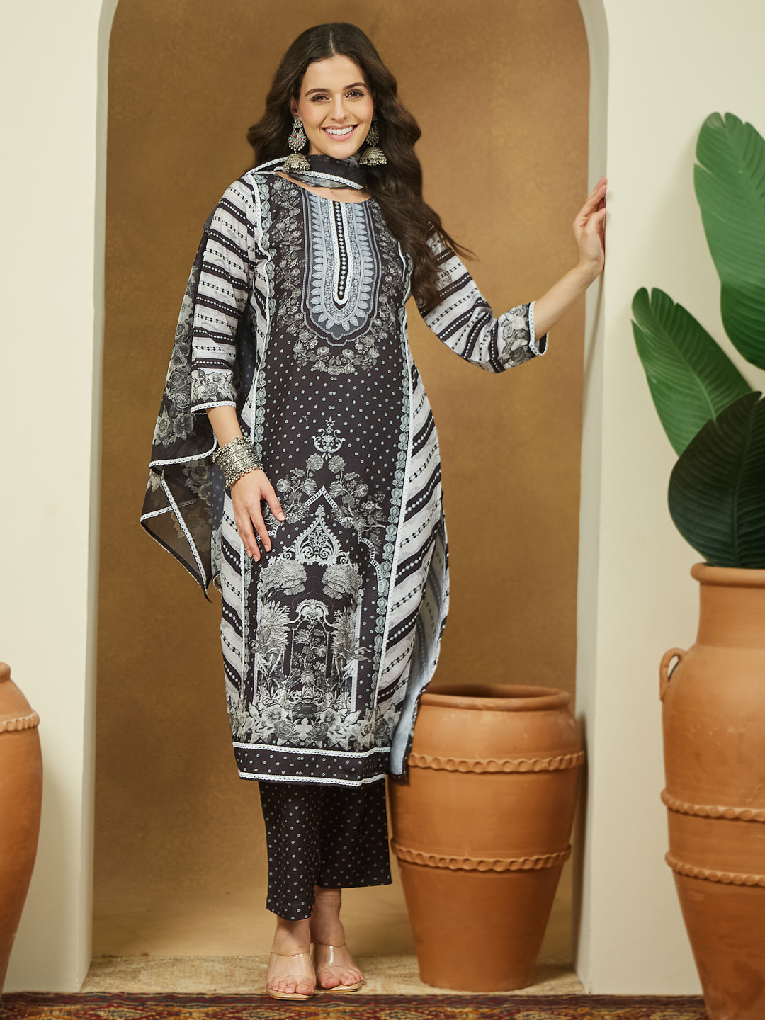 Janasya Women's Black Cotton Blend Floral Printed Straight Kurta Set